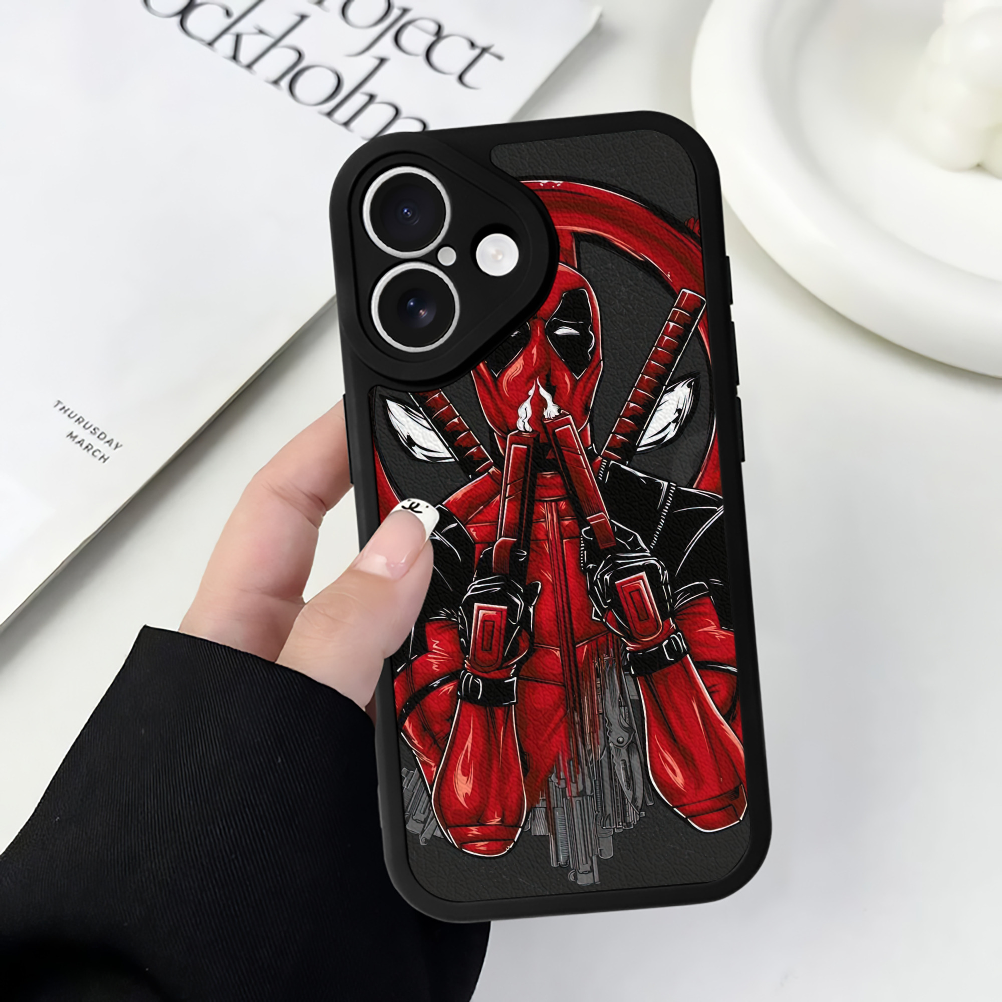 （画像用） Deadpool デッドプール 【iPhone 16シリーズ対応】シリコンスマホケース（レザー調） 材質：シリコン